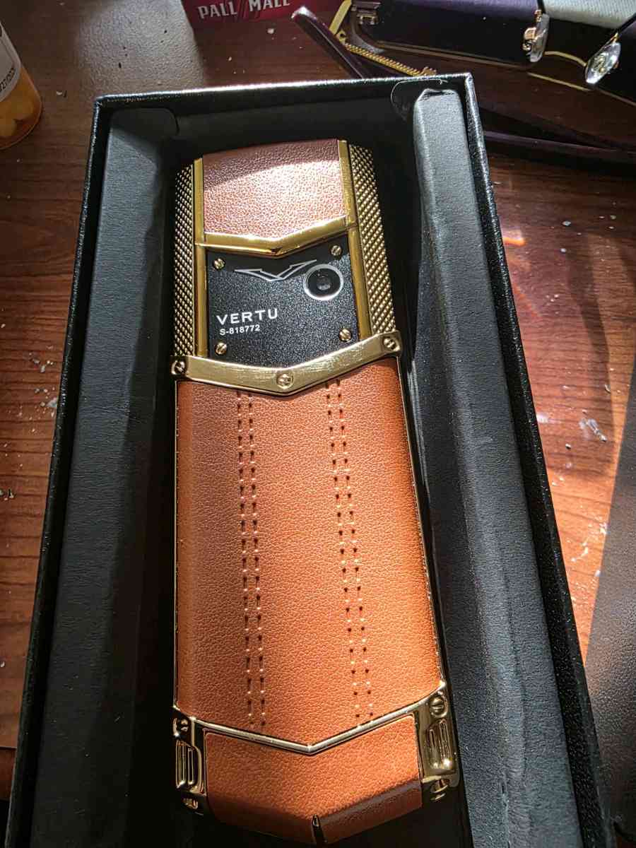 luxury phone brand in Vit Nam