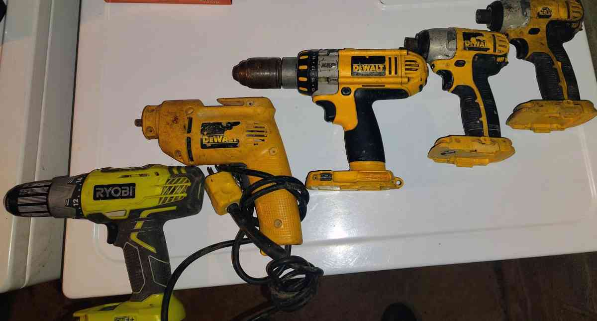set of 5 drills dewalt and Ryobi