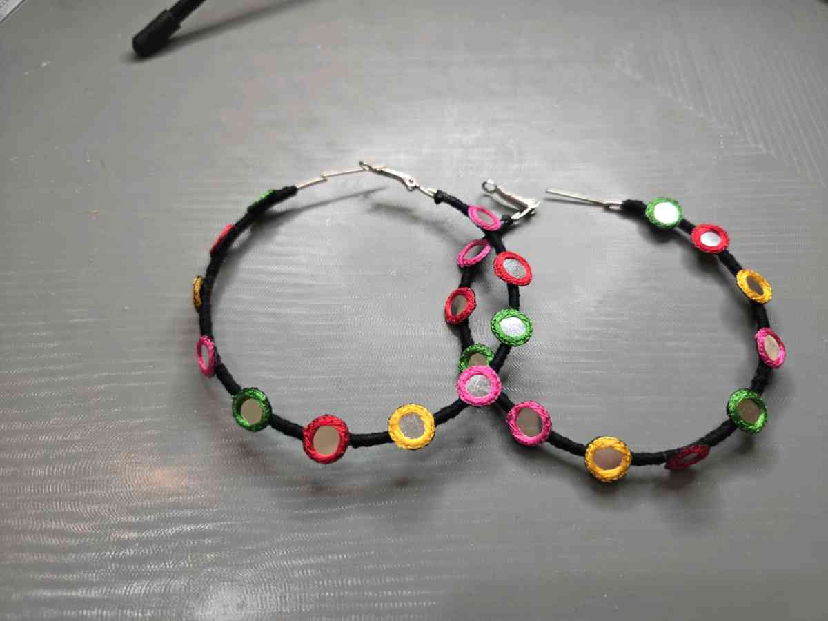 Multicoloured threadsork hoop earrings with colored embroide
