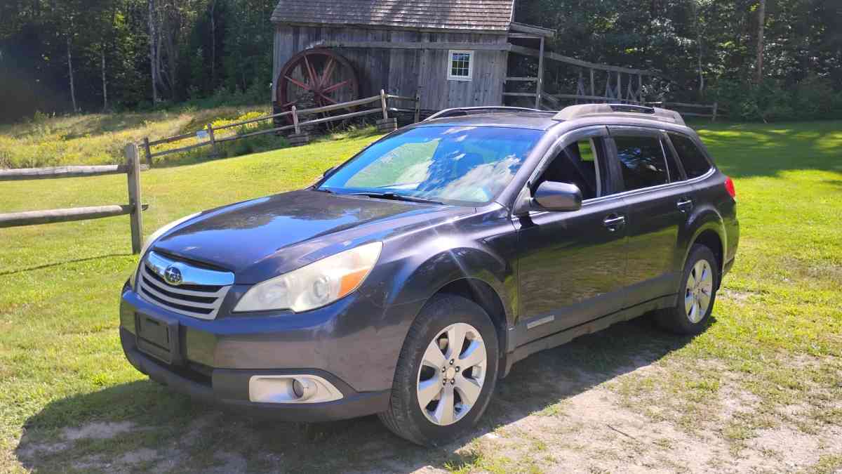 2011 Subaru Outback 201k clean title flawless