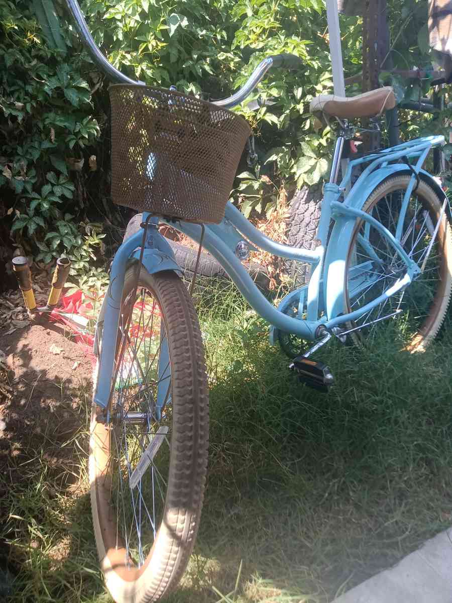 Huffy Nel Lusso Beach Cruiser 26 inch with basket and shelf