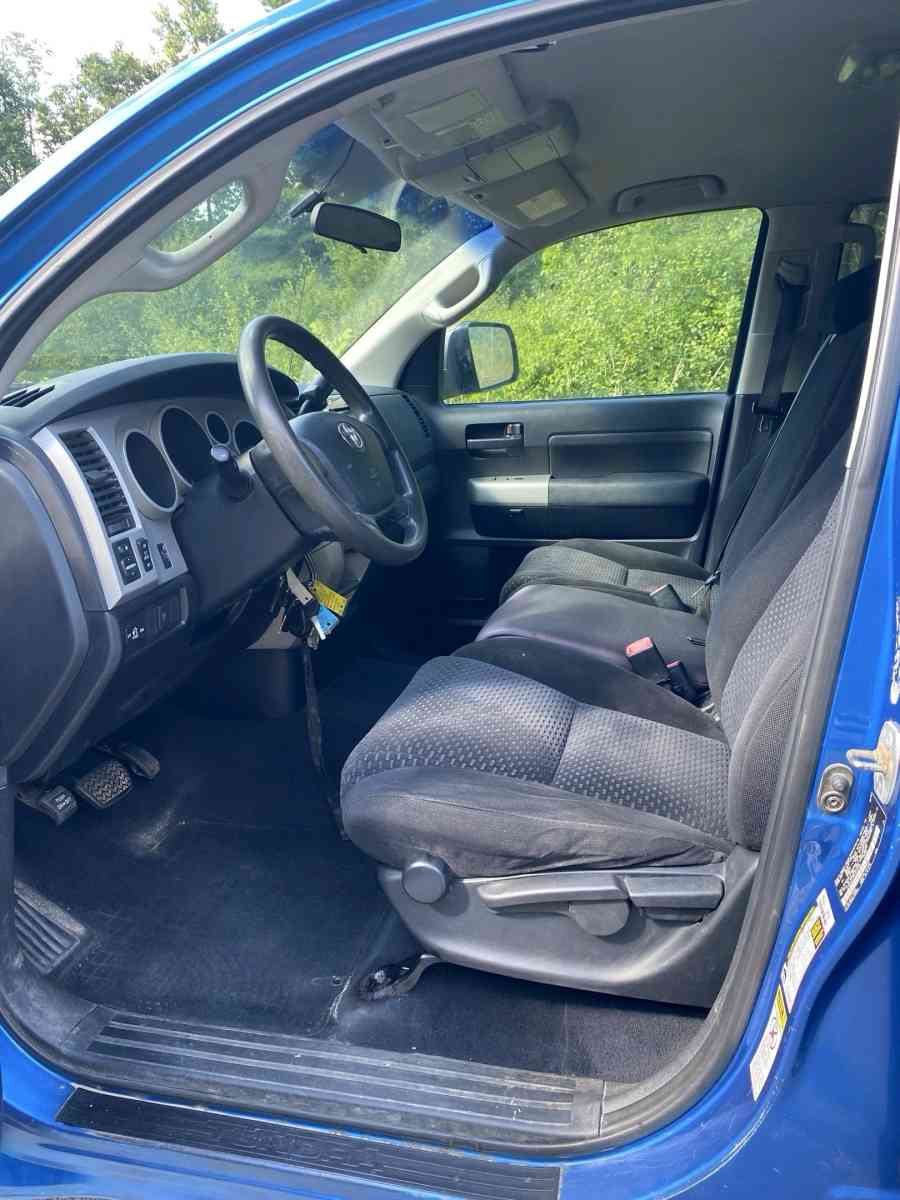 2007 Toyota Tundra SR5 57 V8 reg only shes a beast