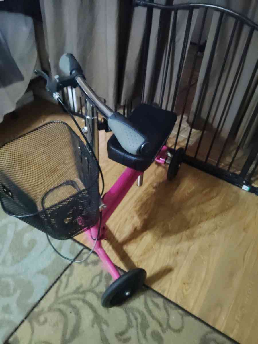 Knee scooter with basket