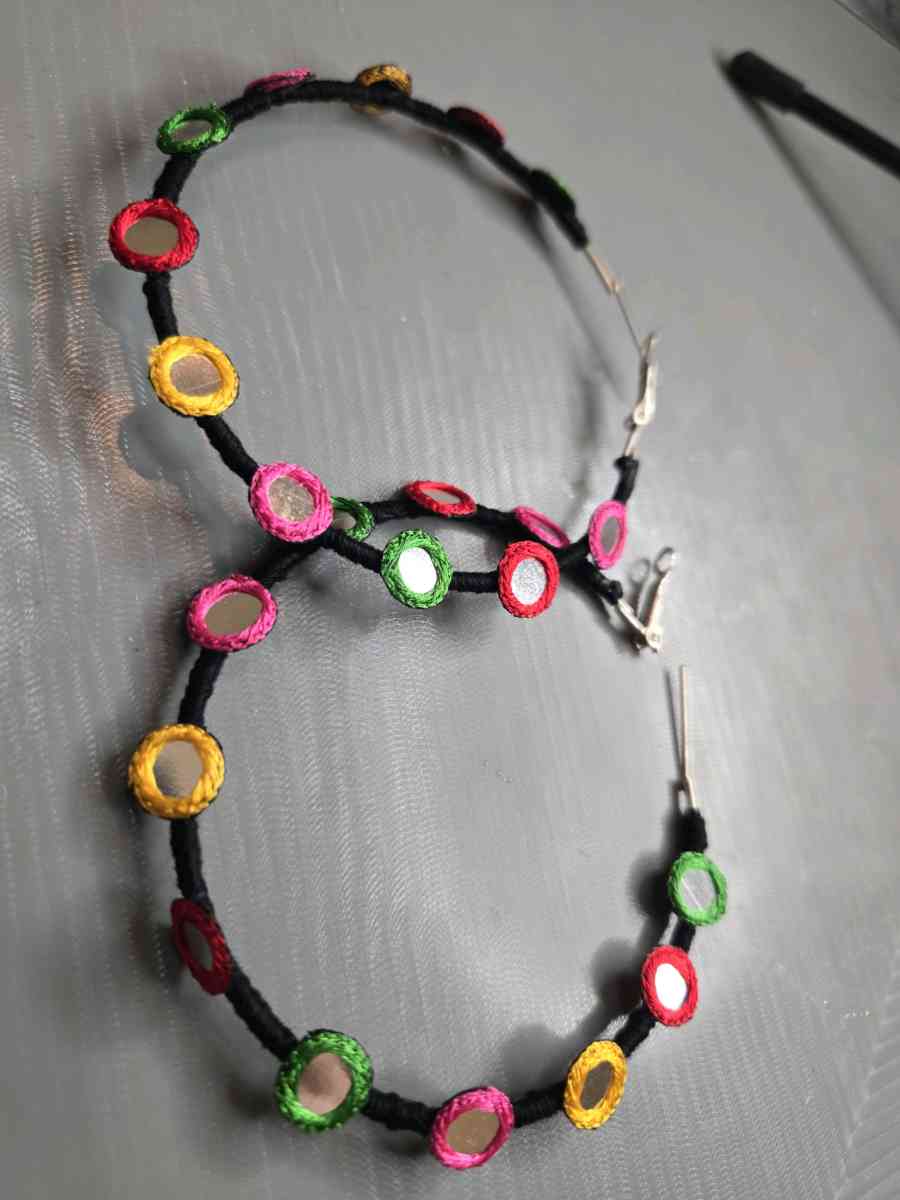 Multicoloured threadsork hoop earrings with colored embroide