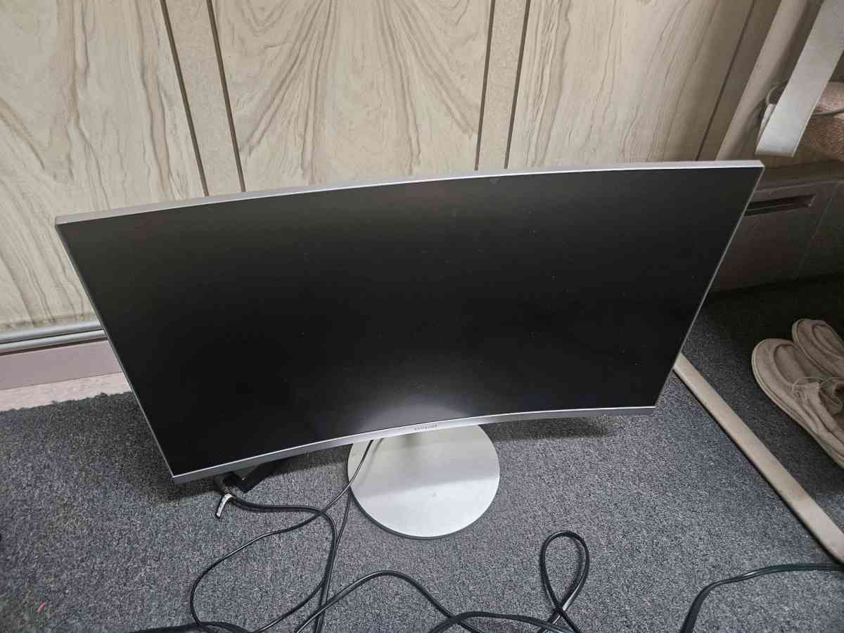 Curved monitor