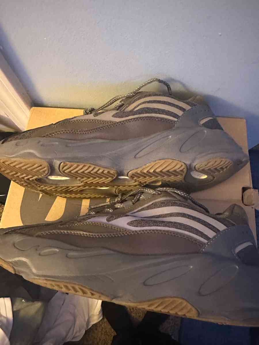 yeezy 700v2 size 10