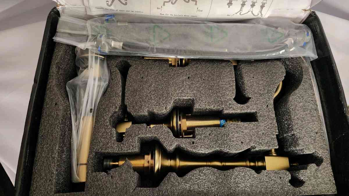 8 IN WIDESPREAD DOUBLE HANDLE 3 HOLE BATHROOM FAUCET