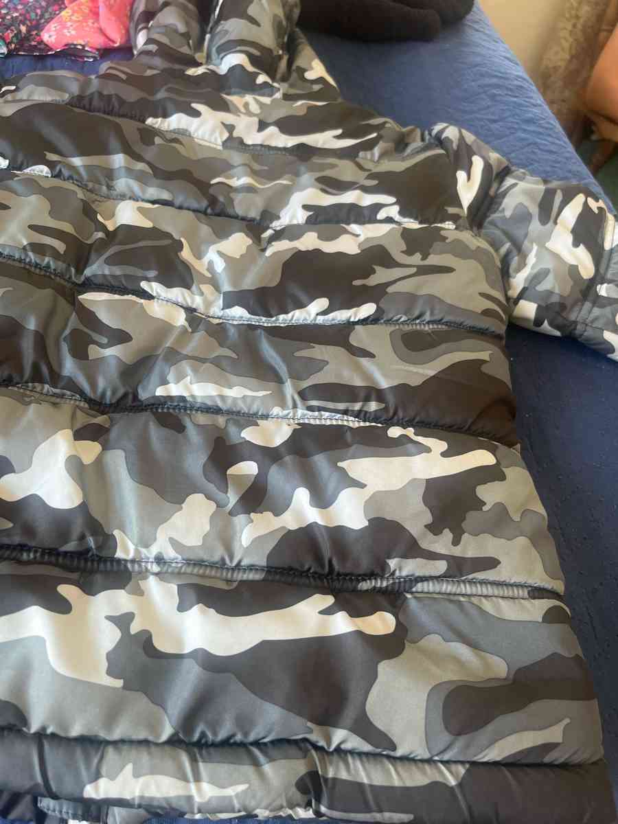 boys jacket size 6 to 7 full zip with two zipper pockets