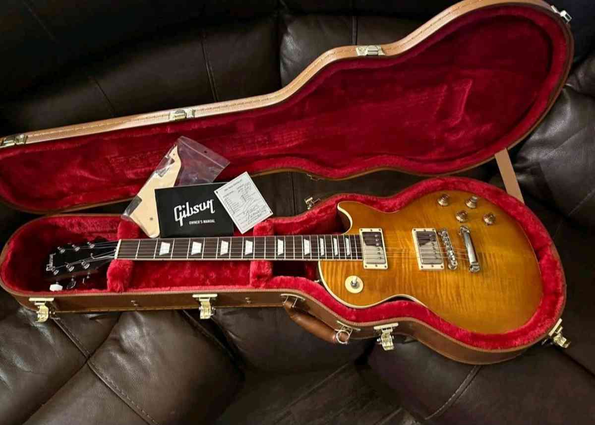 Description Selling my 2023 Gibson Les Paul Standard Greeny