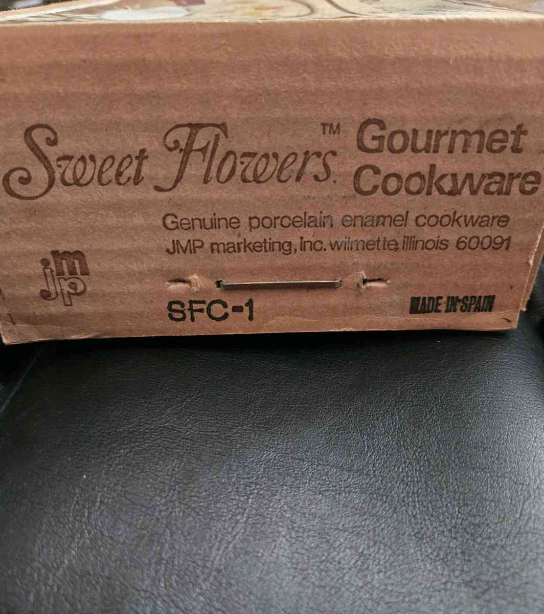 Vintage porcelain floral saucepan