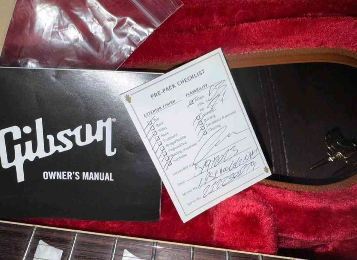 Description Selling my 2023 Gibson Les Paul Standard Greeny