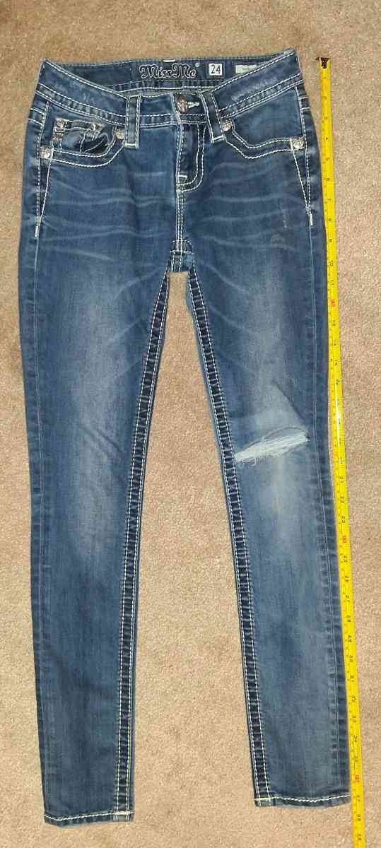 MISS ME SKINNY JEANS WITH EMBROIDED FEATHERS SIZE 24