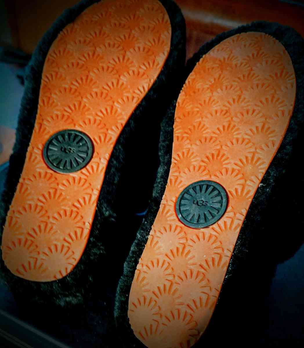 The UGG Womens Fluff Yeah Slide slippers size 7