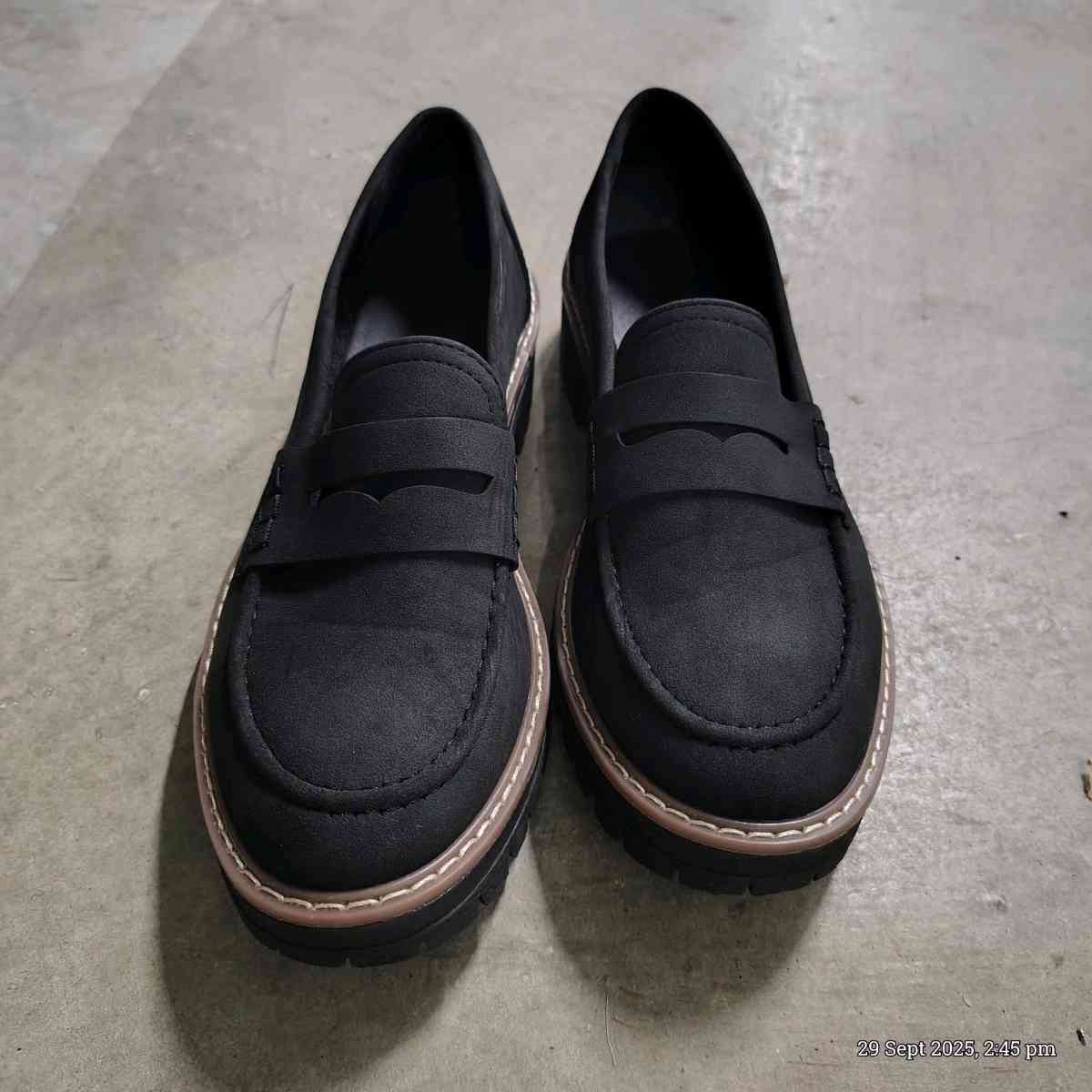 Womens black close toe shoe