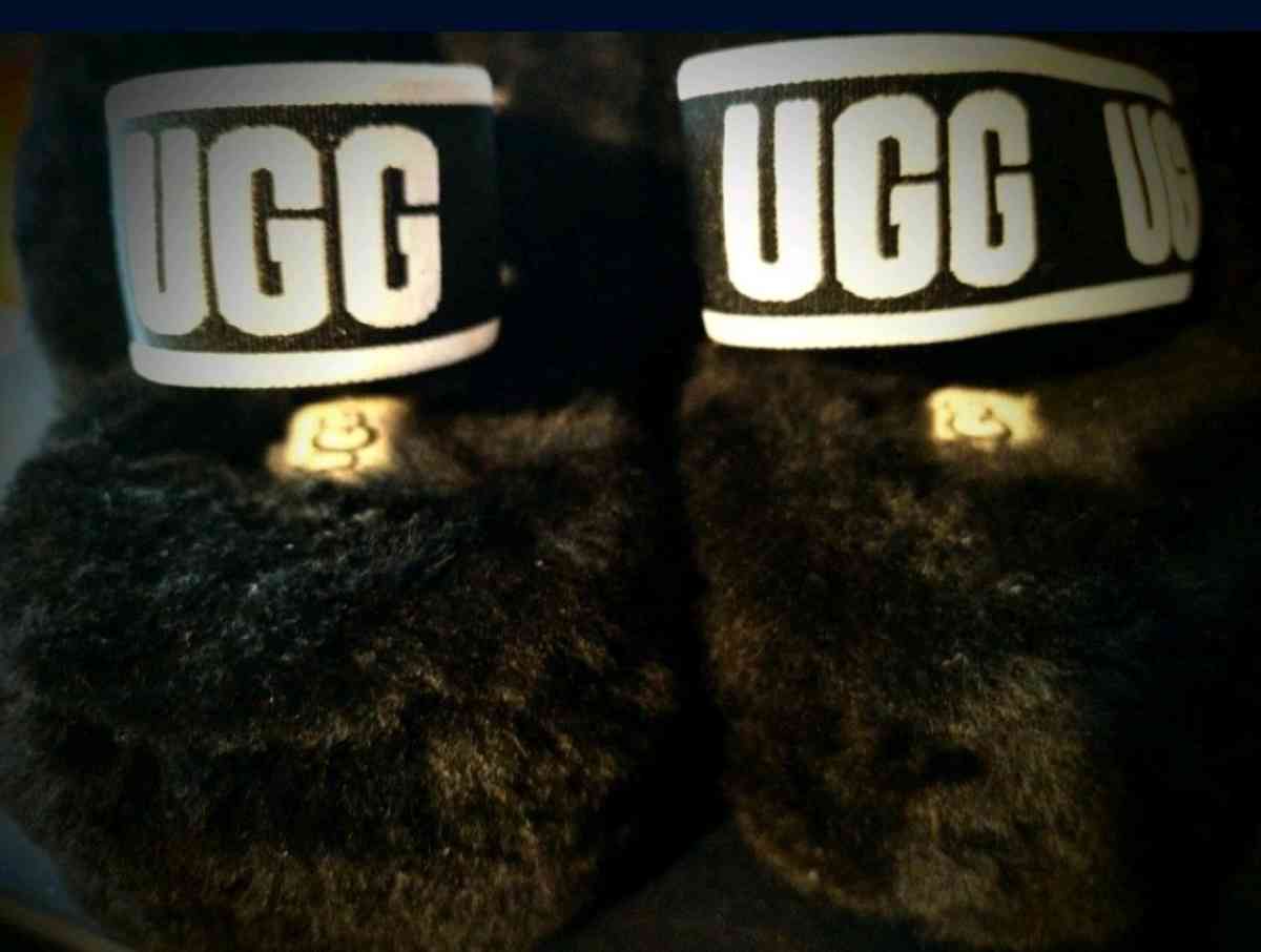 The UGG Womens Fluff Yeah Slide slippers size 7