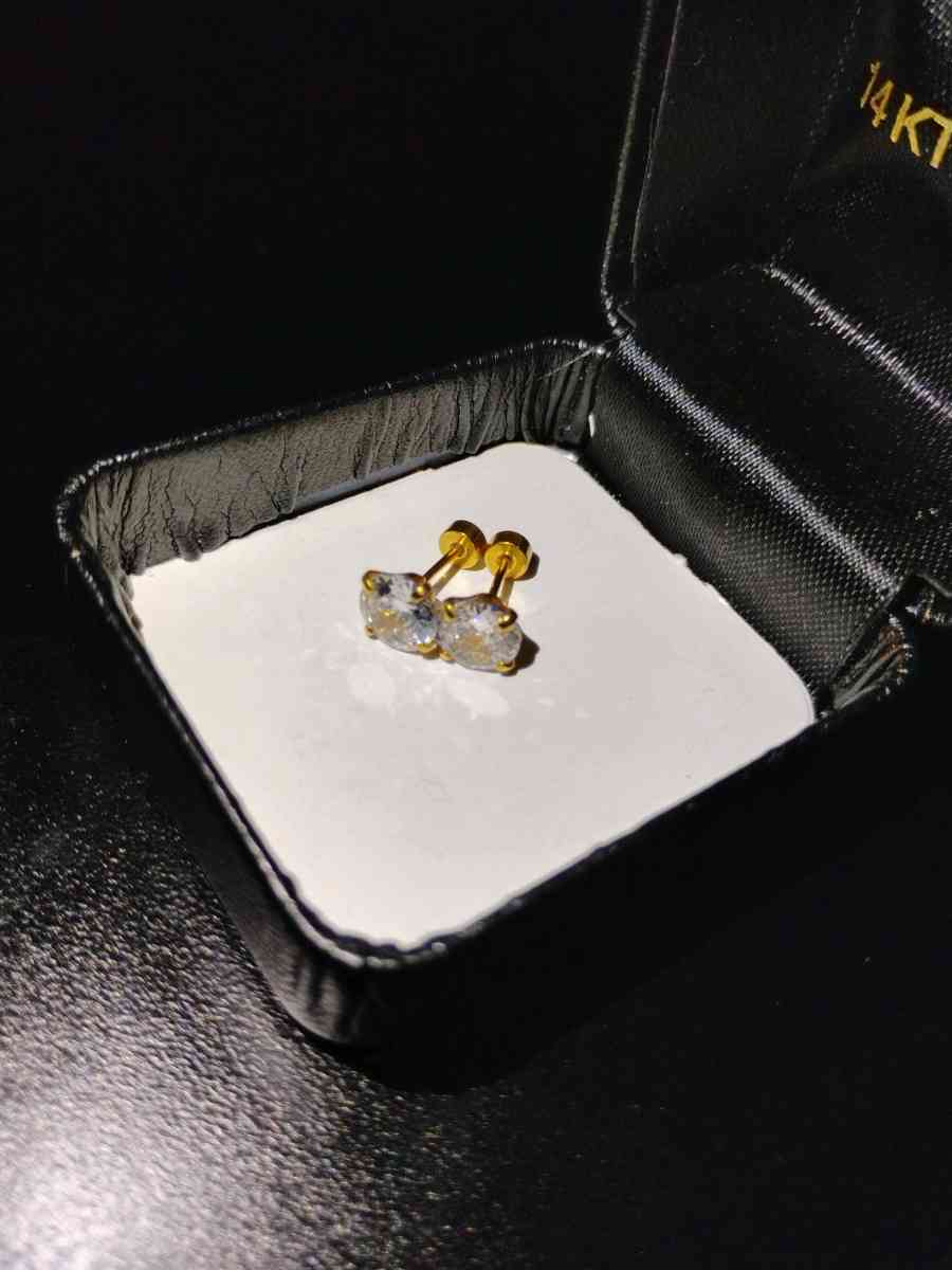 GP stud Earrings