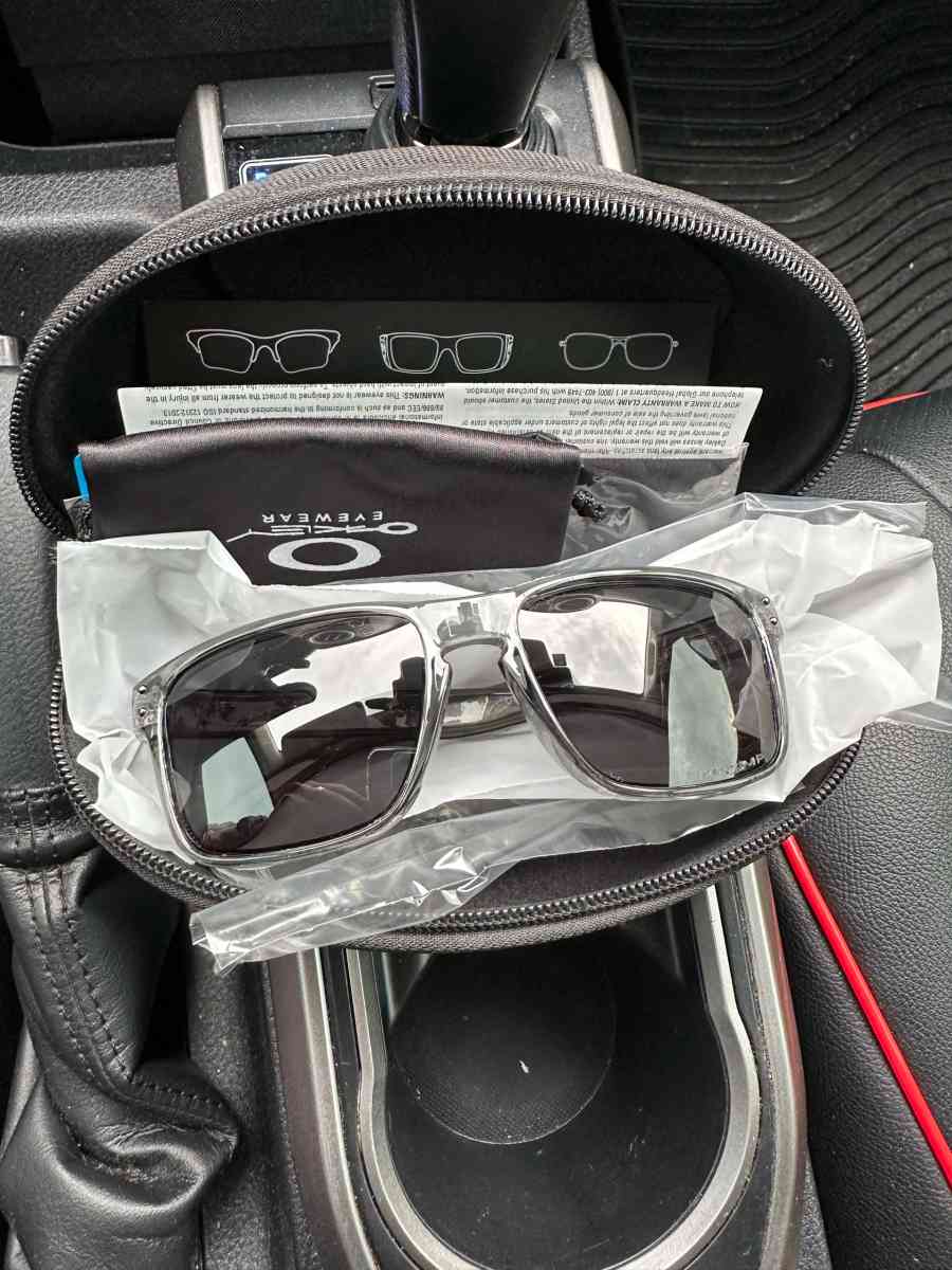 2 Oakleys Holbrook Sunglasses new