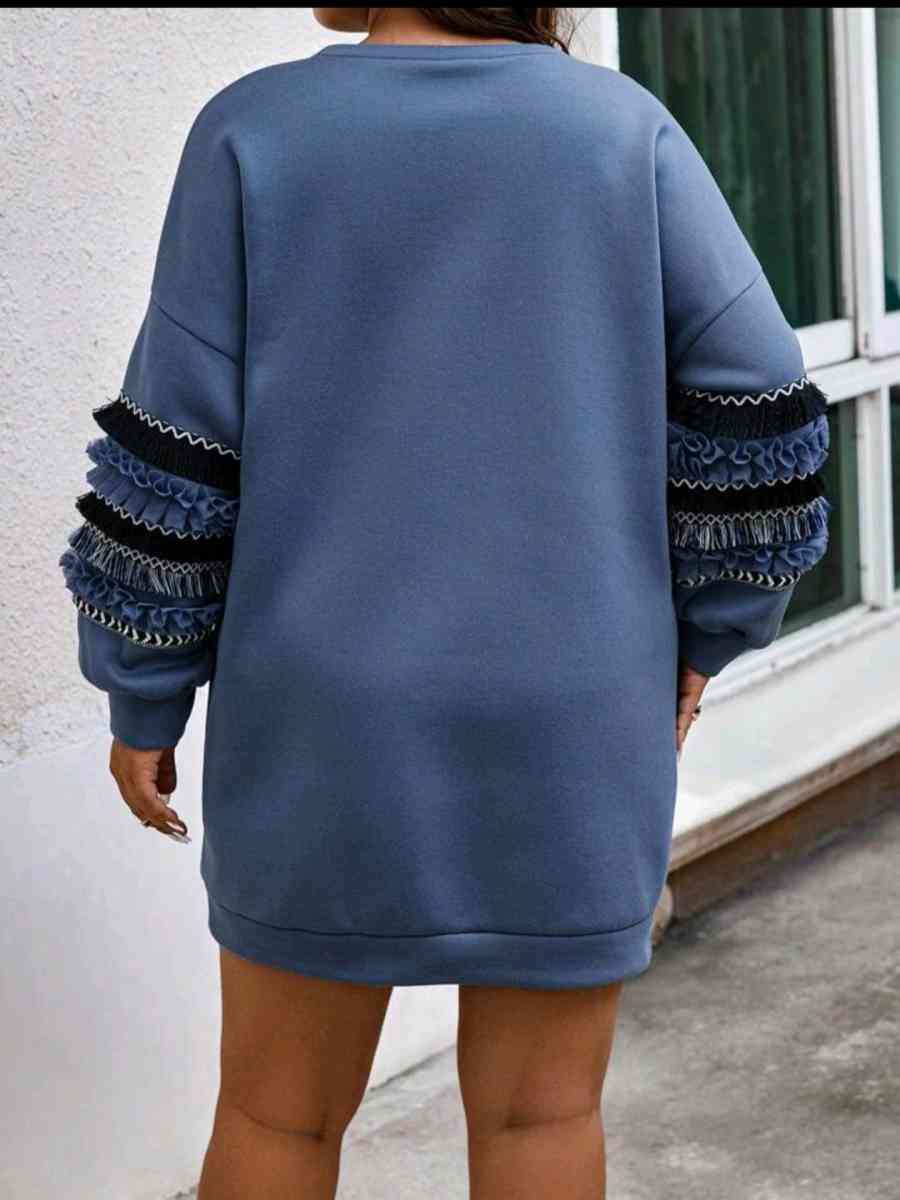 Vestido tipo sudadera con hombros cados y ribete de volantes