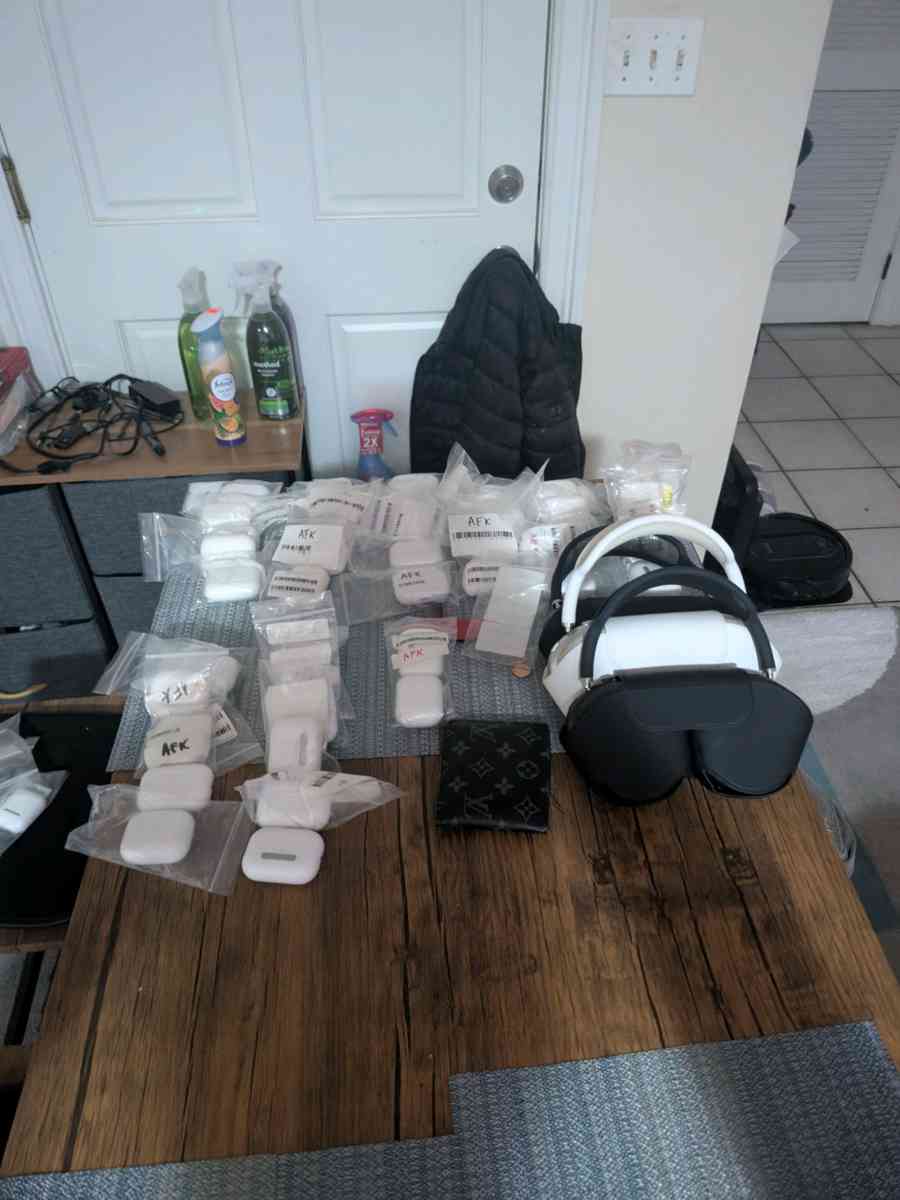 Apple Max headphones Apple earbuds