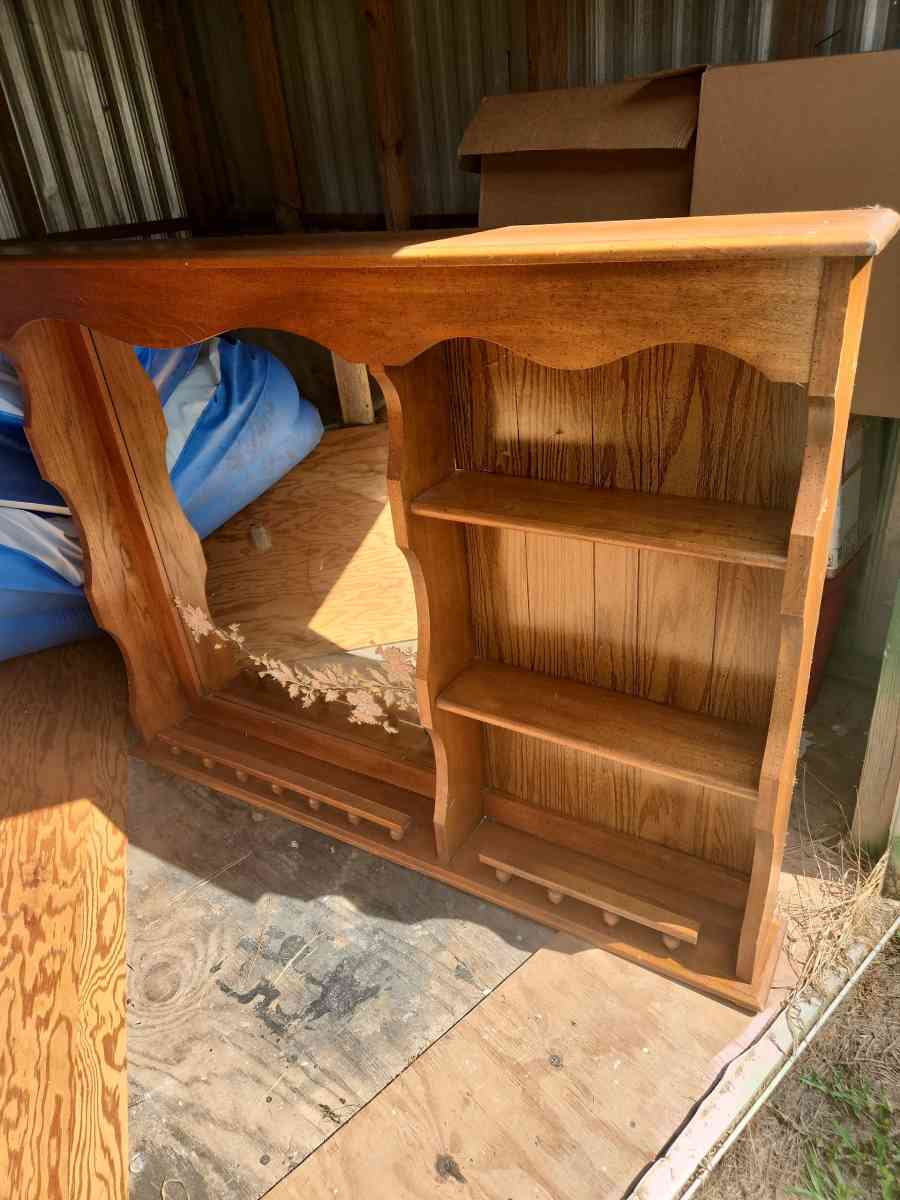 wooden thing goes on dresser with mirror