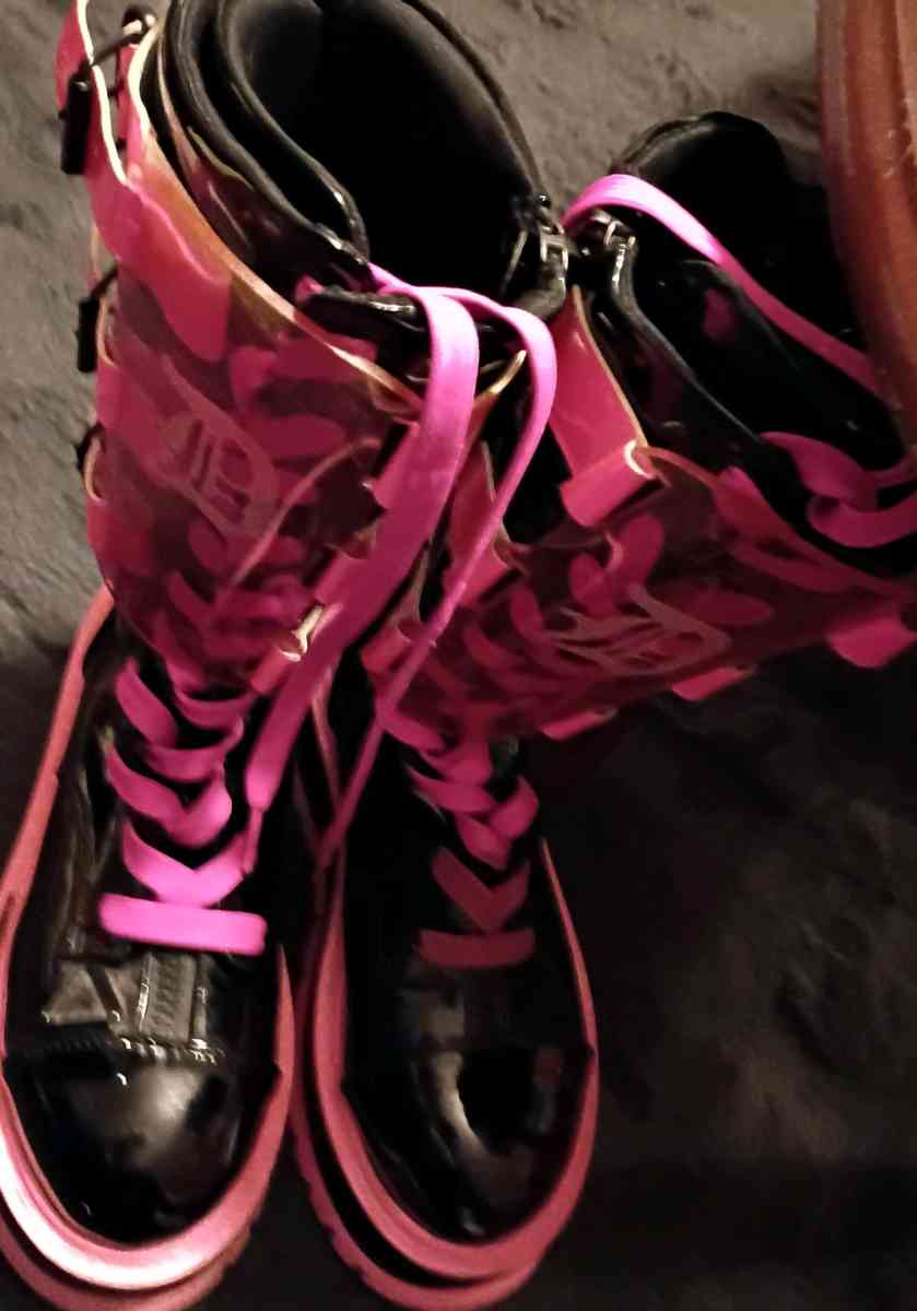 womens sz8 DEMONIA boots