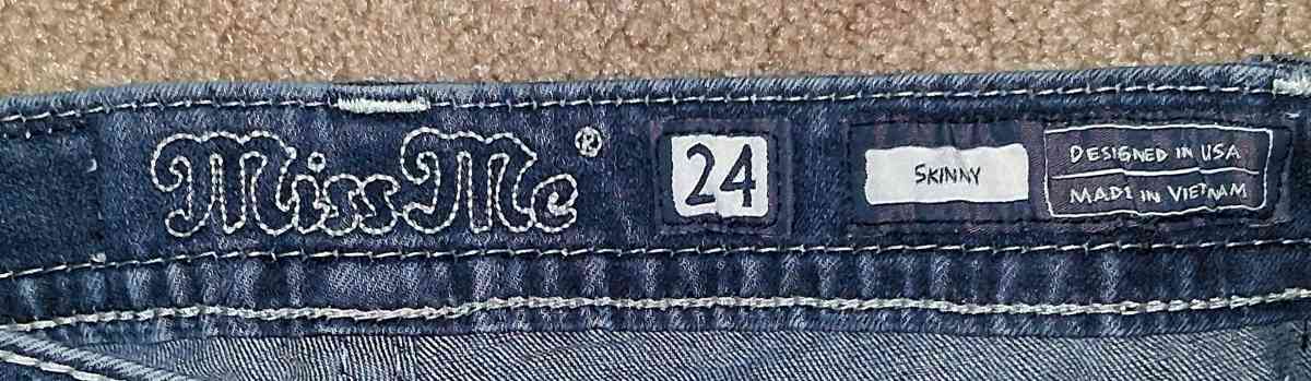 MISS ME SKINNY JEANS WITH EMBROIDED FEATHERS SIZE 24