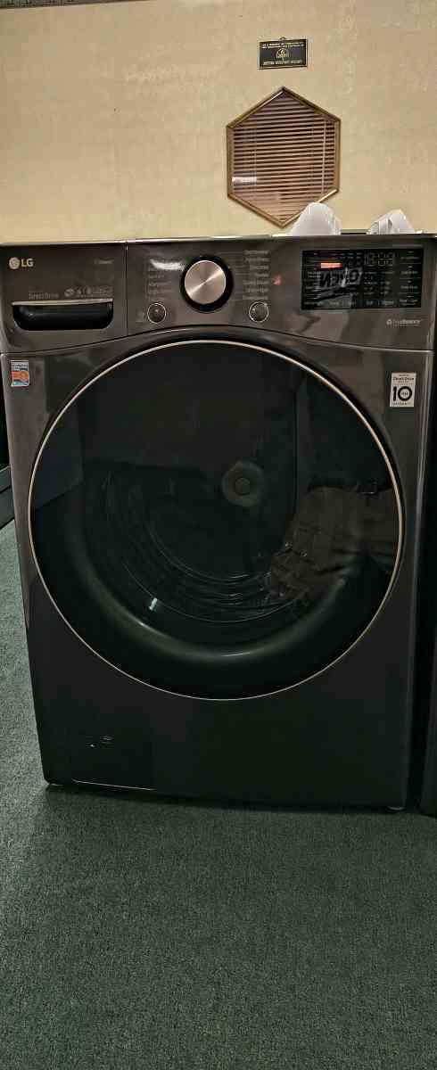 LG Elite Platinum Stainless FrontLoad Washer  New Scratch  D