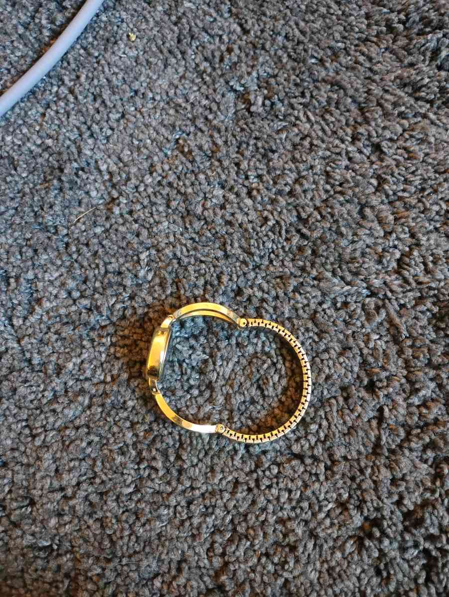 Vtg Gold tone ladies Quartz time piece Analog with Flex Band