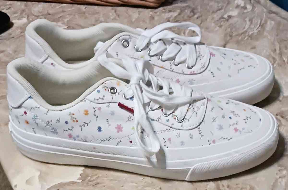 Womens Levis Shoes Size 8 and a half