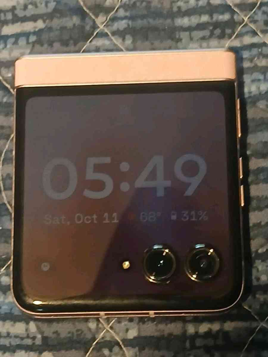 motarola Razr 2025 8 gb ram 128gb memory