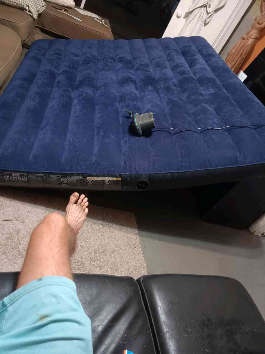 Queen size air mattress with air pump