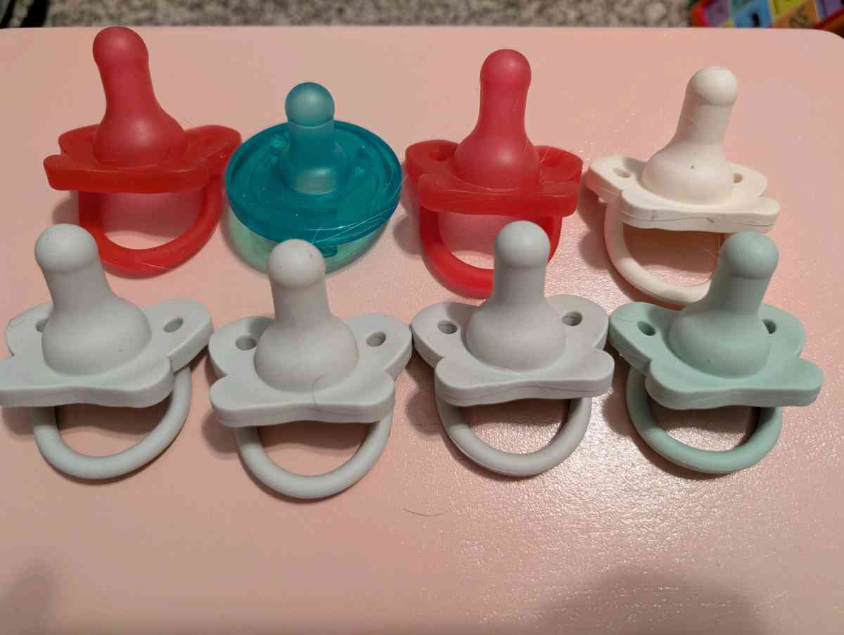 8 Pacifiers Dr Brown and Avent