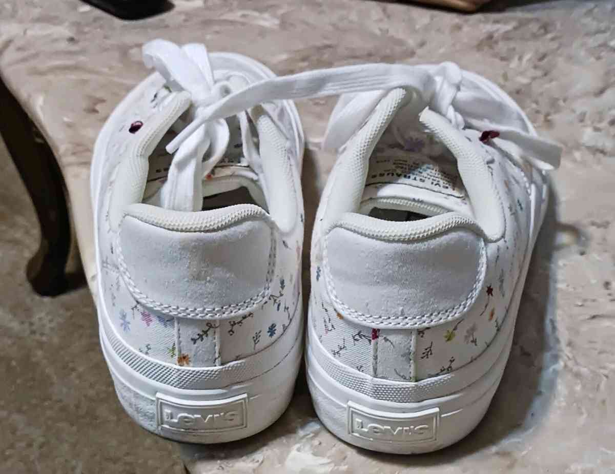 Womens Levis Shoes Size 8 and a half