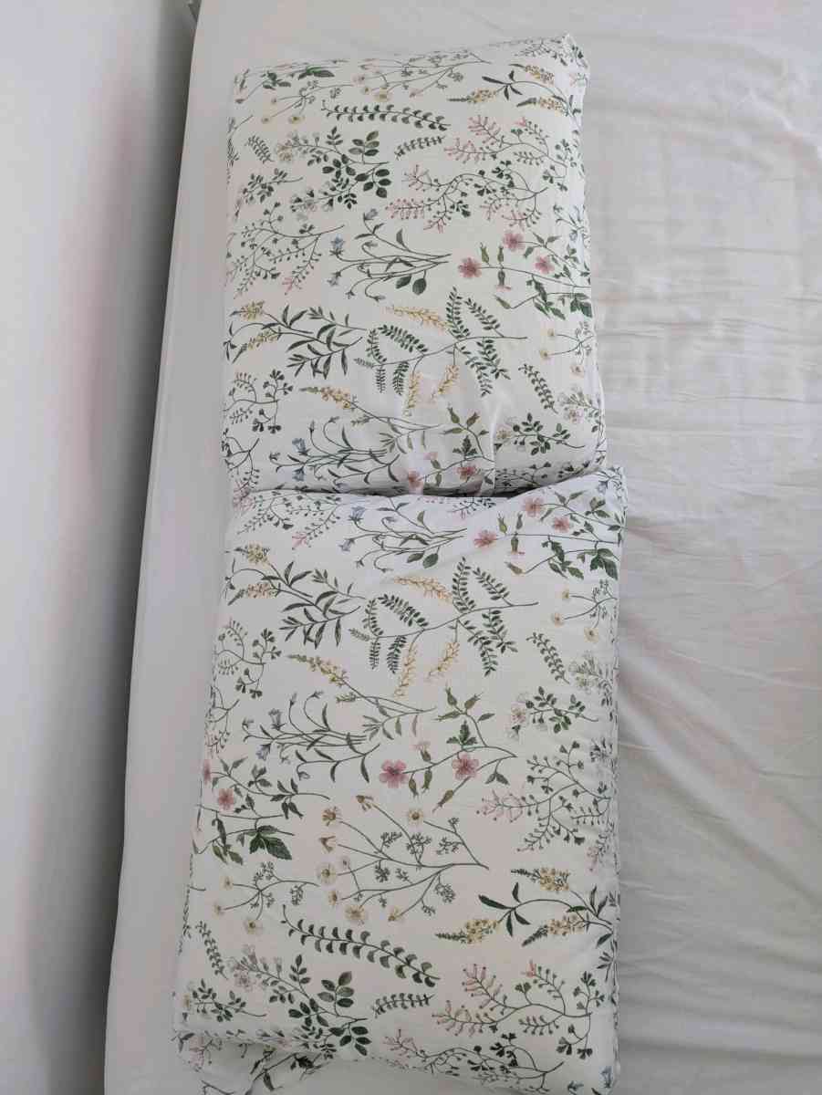 2 IKEA TIMJANSMOTT Duvet Covers and Pillowcases  Twin