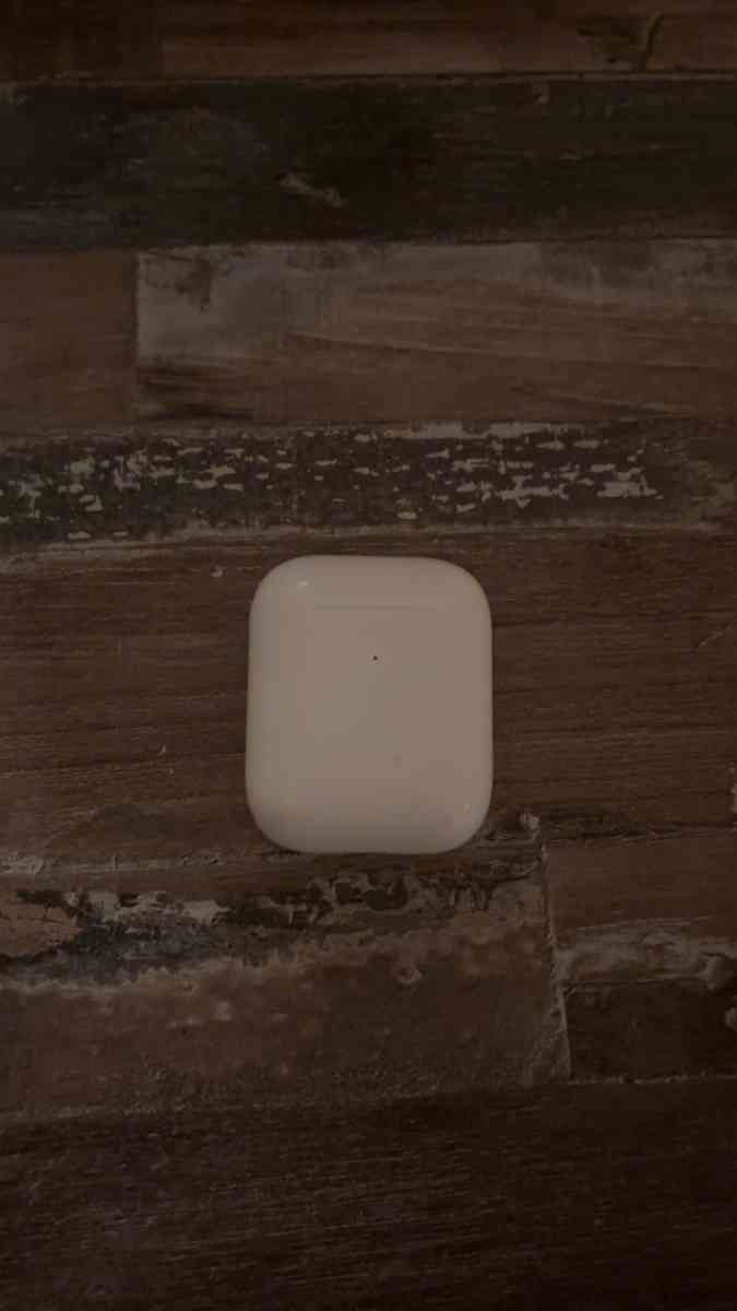 Apple AirPods with Wireless Charging Case 2nd Generation