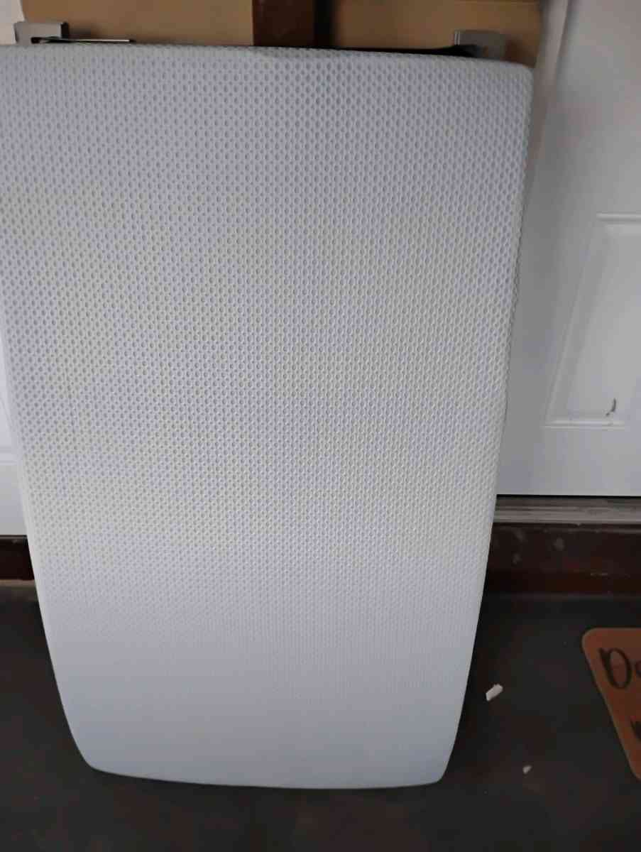 baby crib and brand new mattress