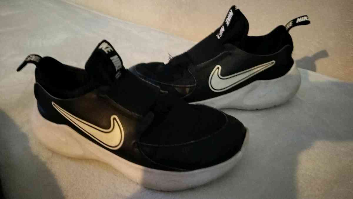 Nike Slides 6Y and Old Navy flip flops