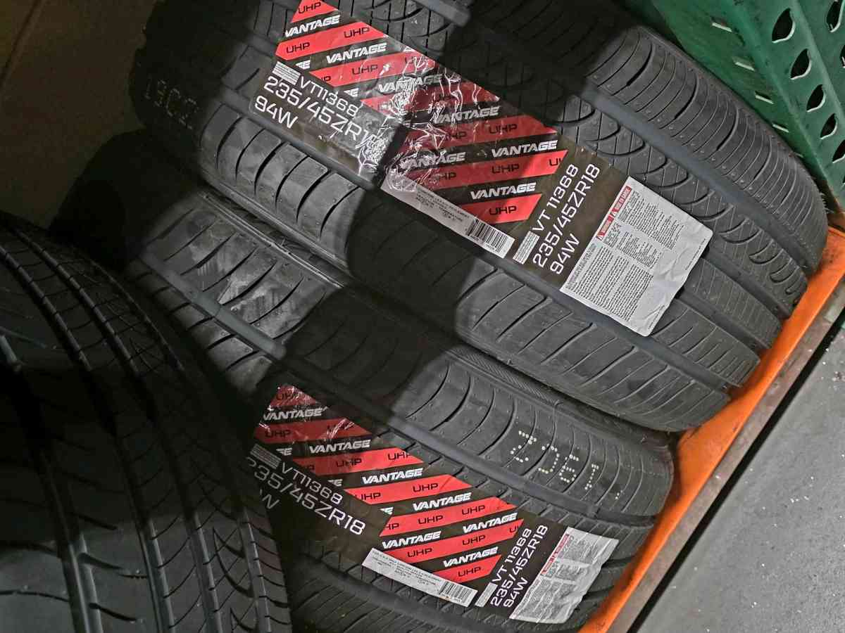 Vantage UHP 23545R18 94H