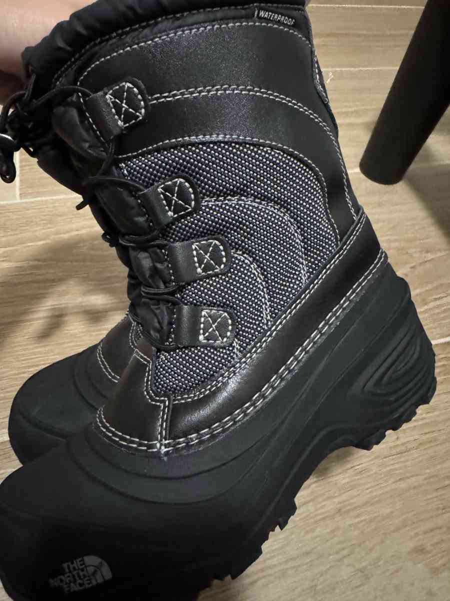 The North Face Youth Alpenglow IV Winter Boots in Black