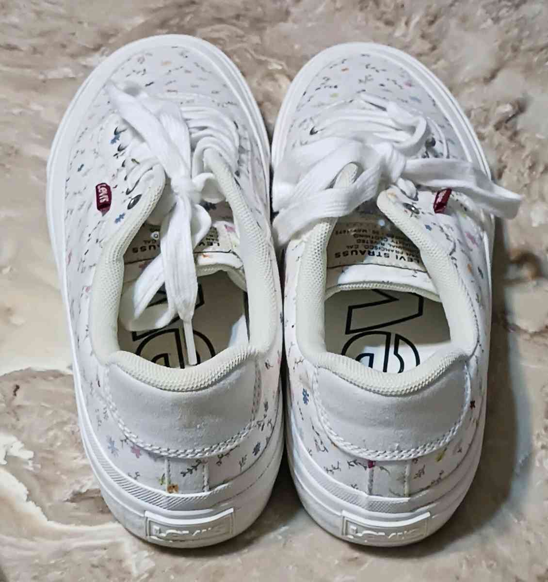 Womens Levis Shoes Size 8 and a half