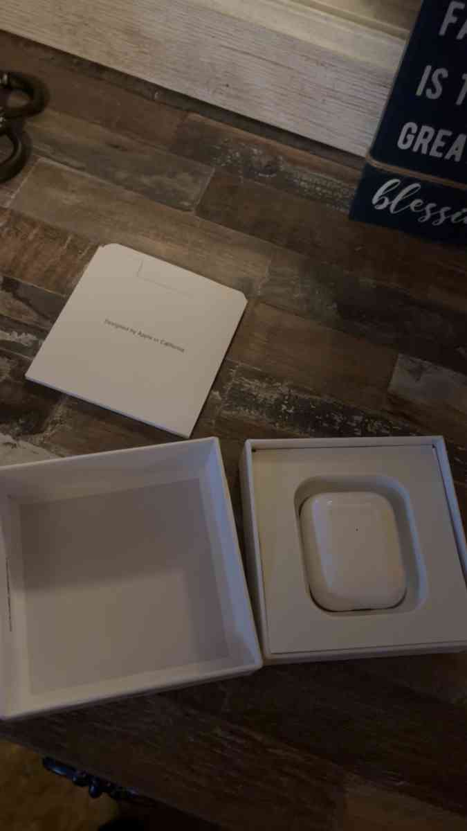 Apple AirPods with Wireless Charging Case 2nd Generation