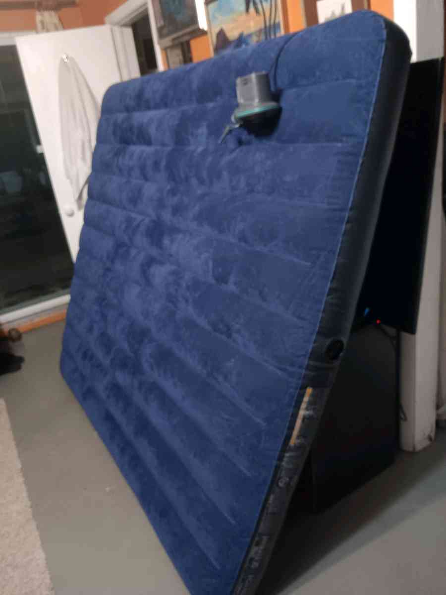 Queen size air mattress with air pump