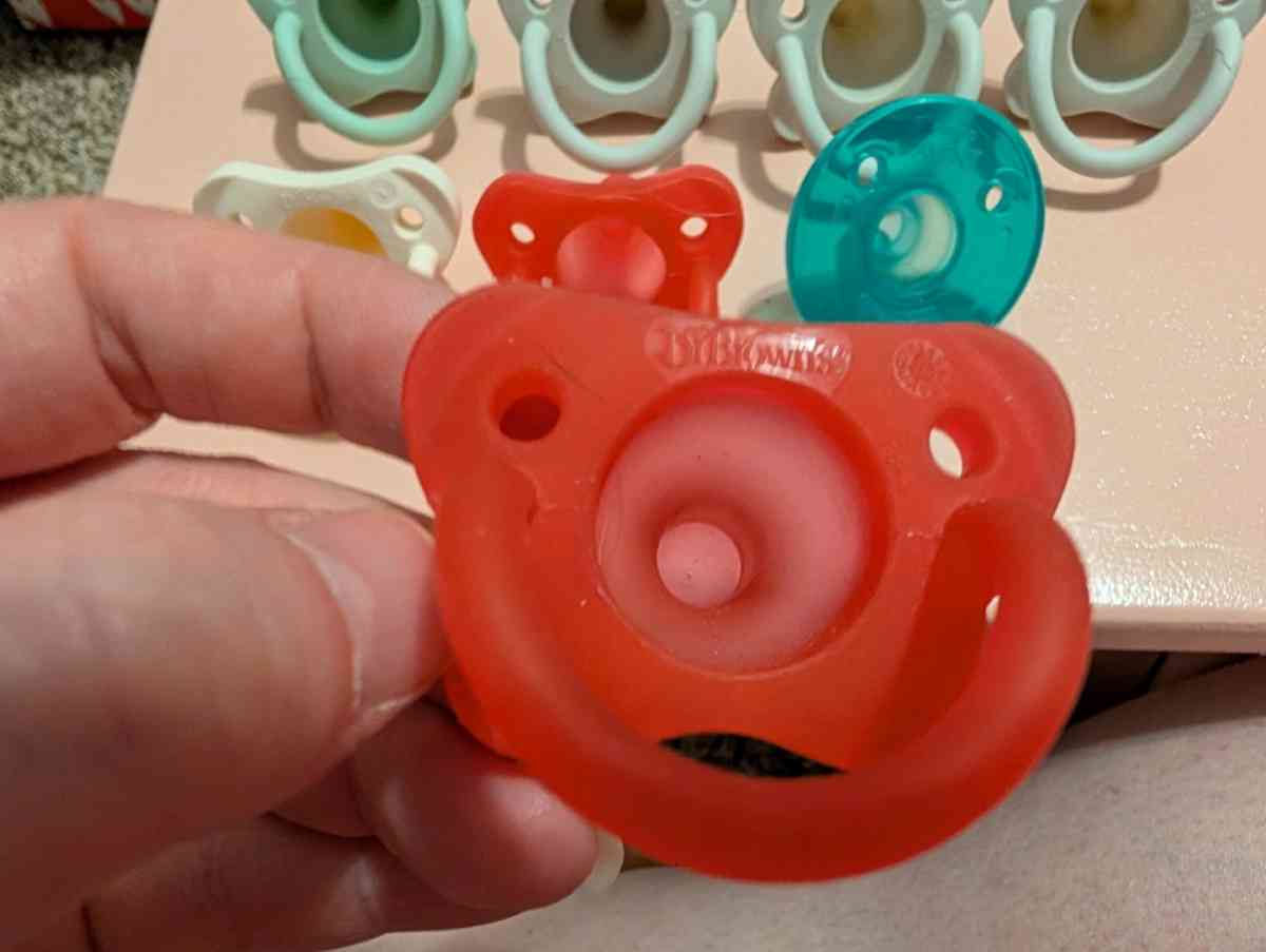 8 Pacifiers Dr Brown and Avent