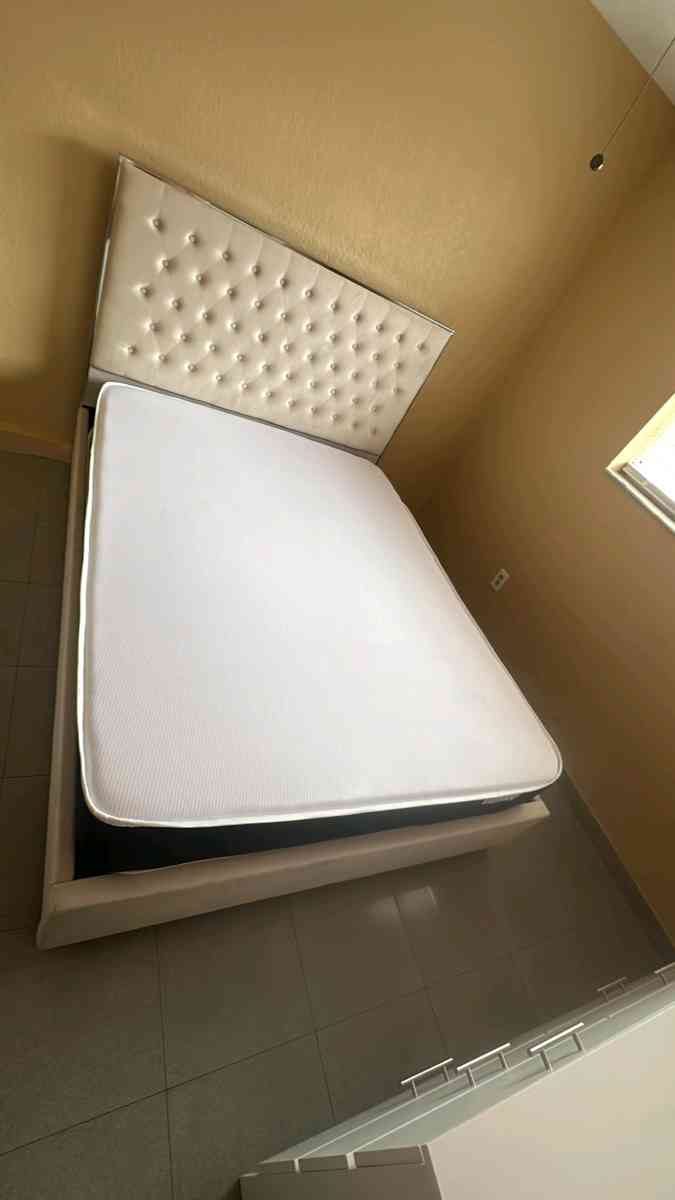 cama Queen con colchn regular Queen