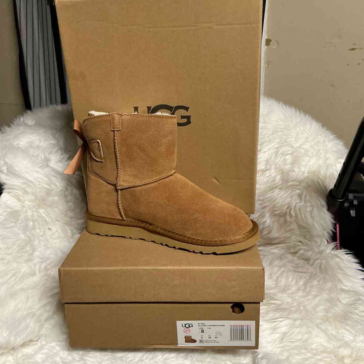 SIZE 8 UGGS ANKLE BOOTS