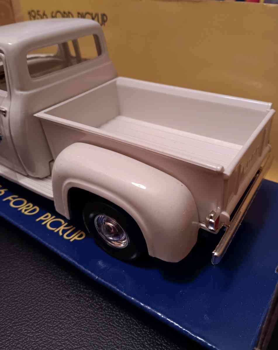 Motormax 1956 Ford Pickup In Box 124 Scale Diecast Model Car