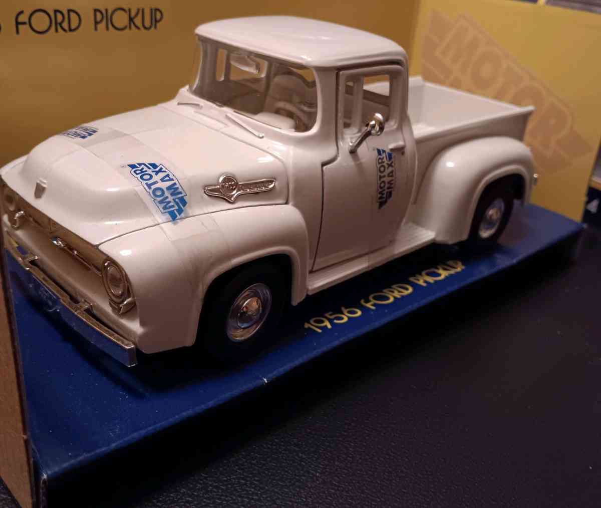 Motormax 1956 Ford Pickup In Box 124 Scale Diecast Model Car