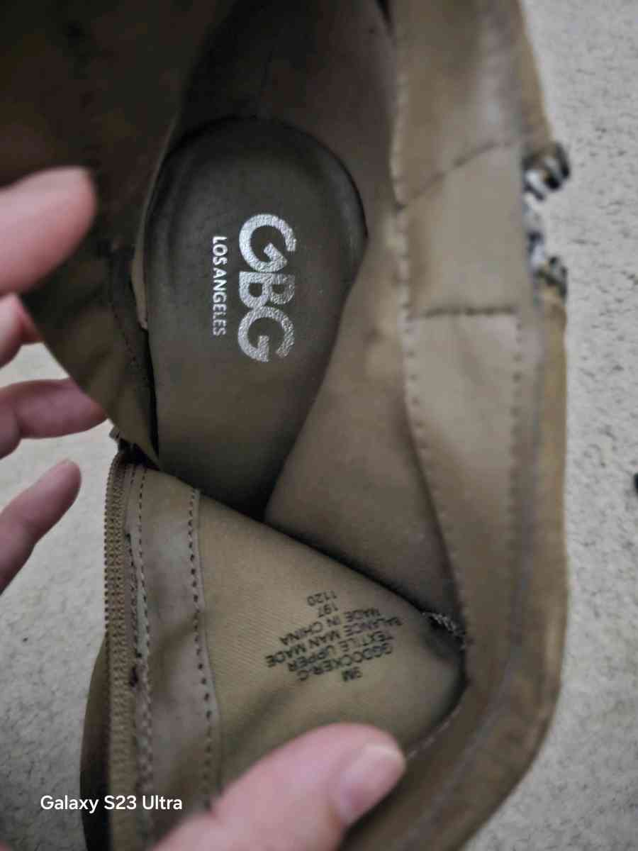 Womens GBG Los Angeles Hazel Greenish Brown suede size 9 ank