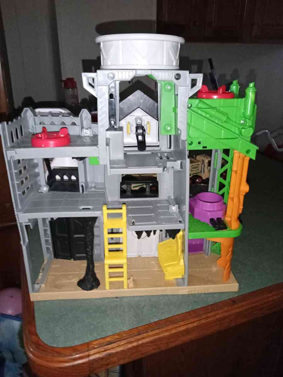 Batman castle with one Batman figurine