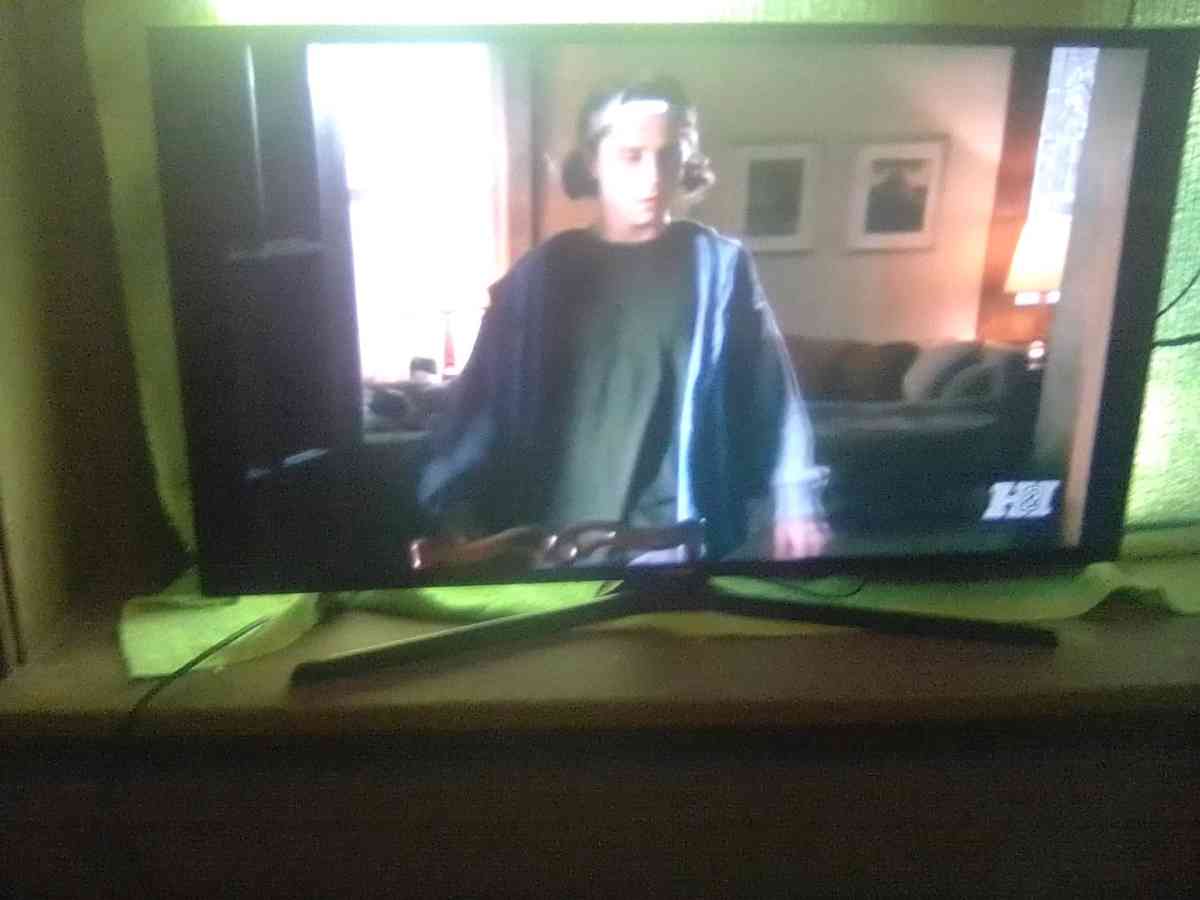 flat screen smart tv 40 inch plays excellent with remote